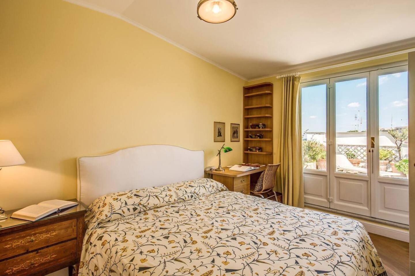 Attic With Terrace Overlooking St Peters Basilica Rome Exterior photo